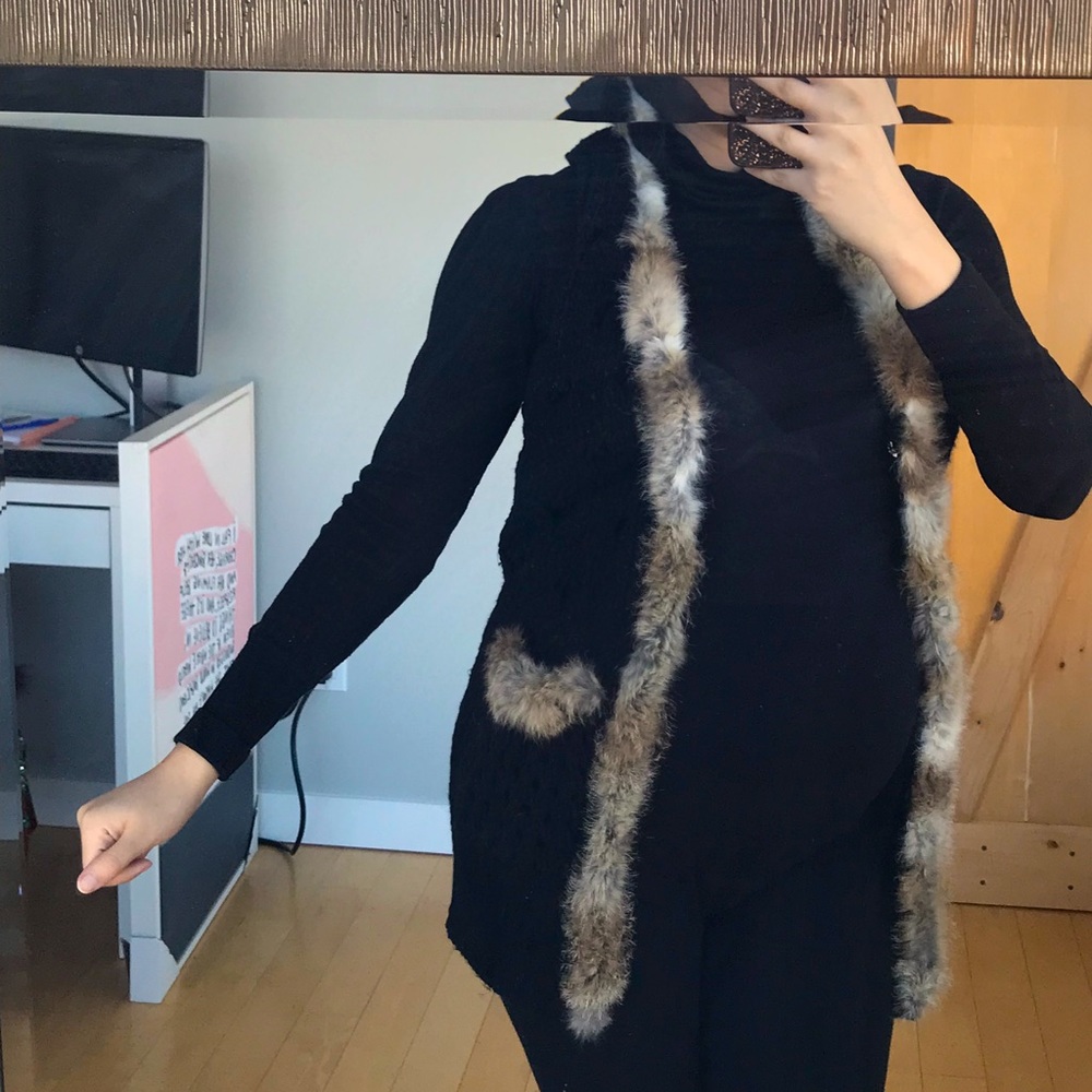 Sleeveless knitted vest with Fur trim
